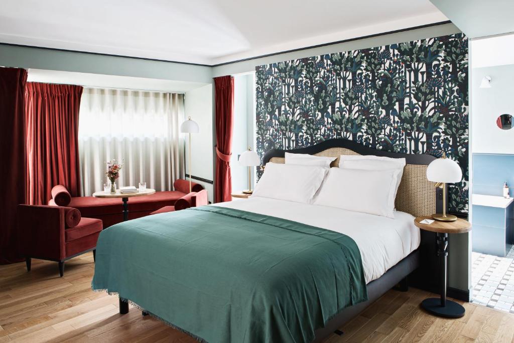 巴黎Hôtel Botaniste的一间卧室配有一张带绿毯的大床