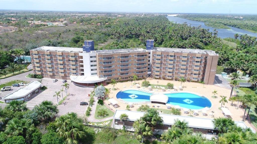 巴雷里尼亚斯Barreirinhas Lençois Flat的享有酒店空中美景,设有游泳池