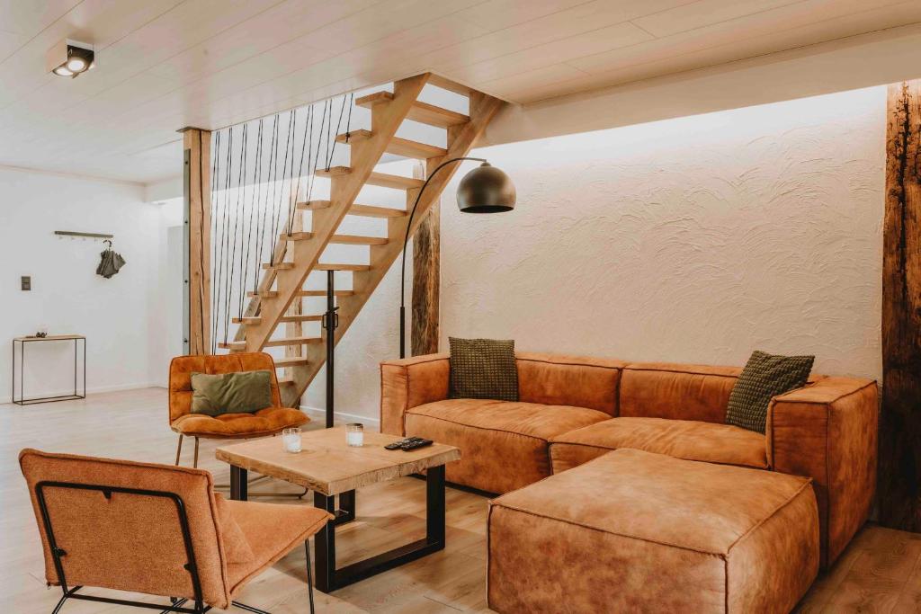胡法利兹Wooden Soul : duplex 2 chambres avec jardin commun的客厅配有沙发和桌子