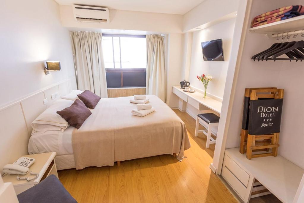 马德普拉塔Hotel Dion的一间小卧室,配有一张床和一张书桌