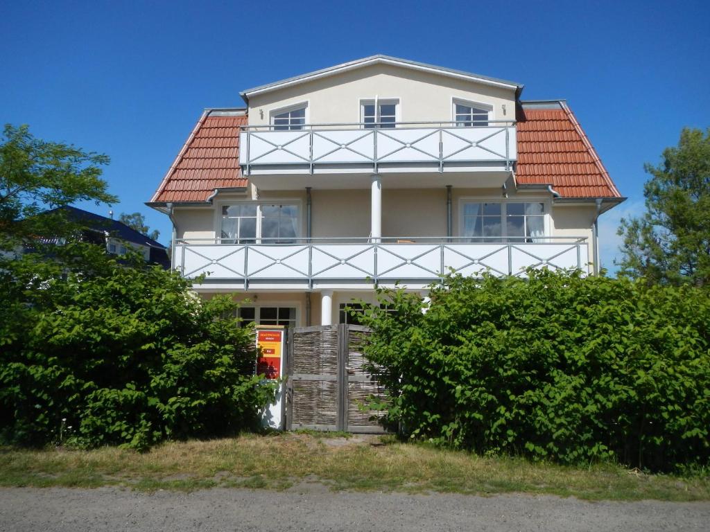 奥茨塞巴德·迪尔哈根Akazienhaus 6的一座大型白色房屋,设有红色屋顶