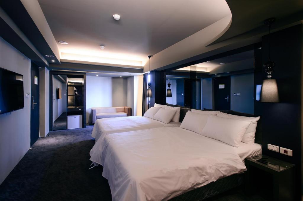 高雄奇异果快捷旅店（高雄九如店） 的卧室配有一张白色大床