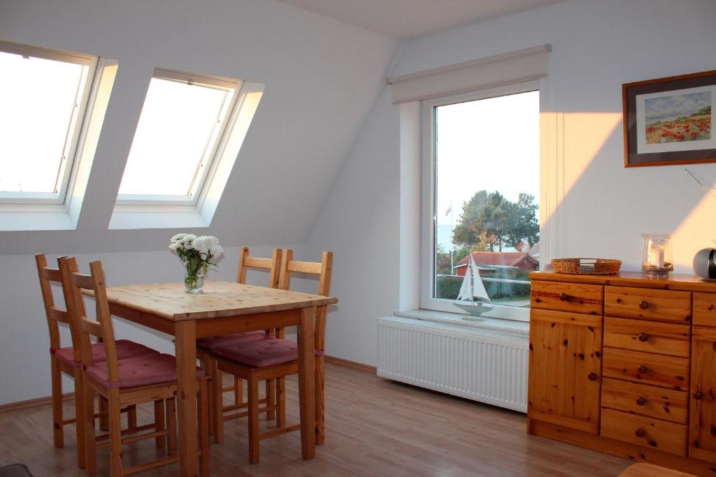 海利根港Ferienwohnung "Strand Hus 2"的一间带桌子和2个窗户的用餐室