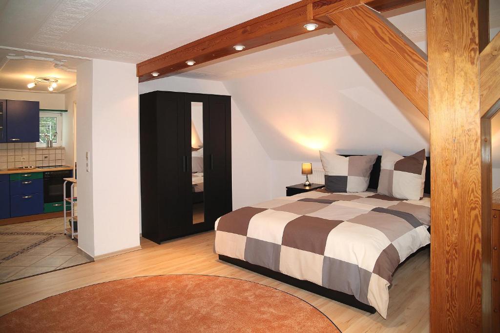 上隆维茨FeWo KLAUS - nahe Sachsenring - auch Monteure willkommen的一间卧室,卧室内配有一张大床