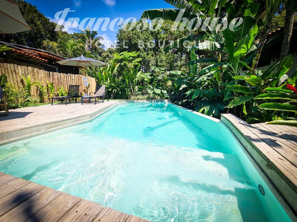 托兰克索Trancoso House - Hotel Boutique的后院的蓝色海水游泳池