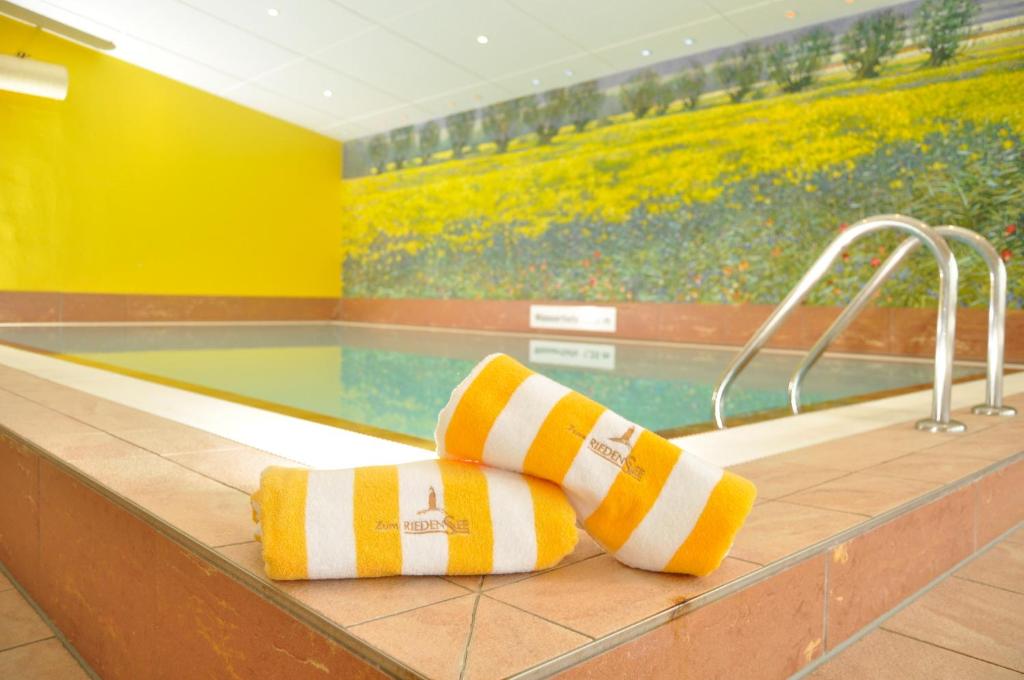 卡格斯多夫FerienDüne 4的游泳池配有黄色和白色毛巾