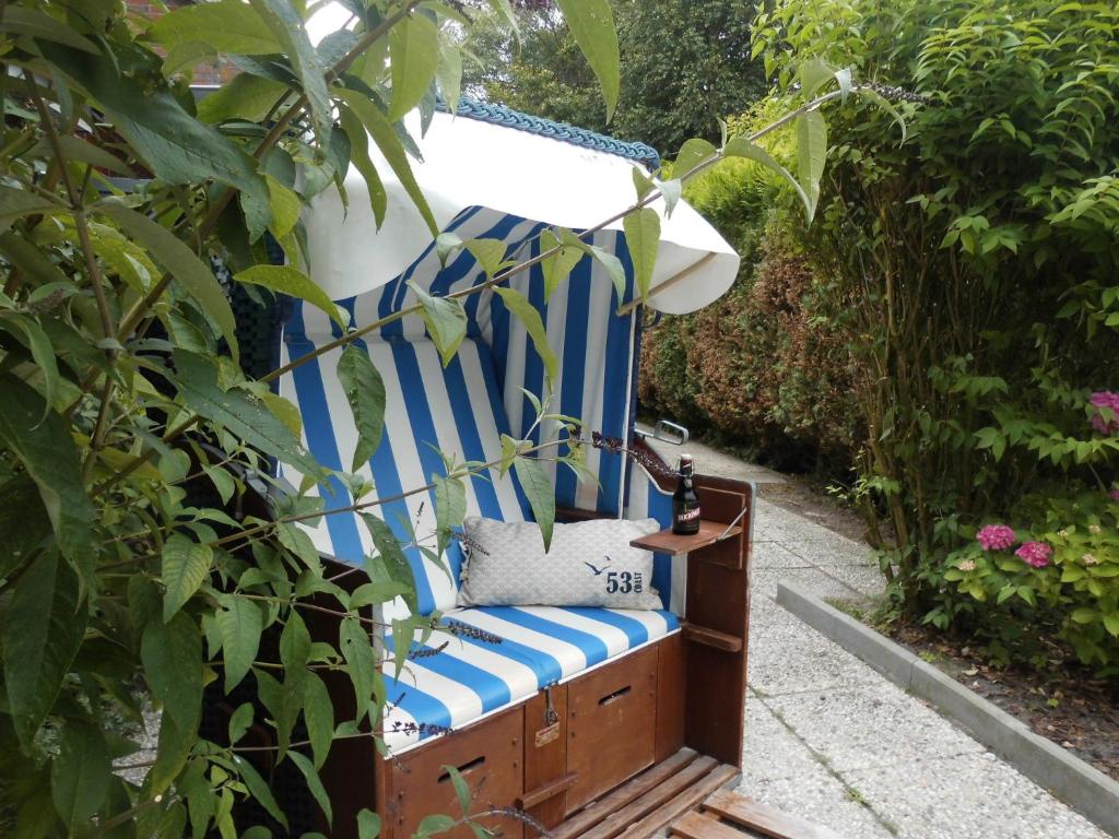 纽哈灵吉塞尔Möwennest的坐在花园里的蓝白椅子