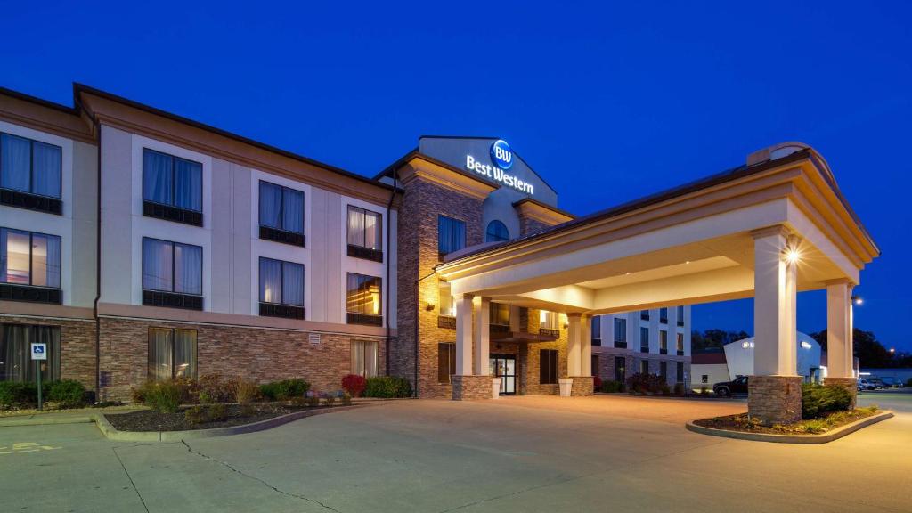 黑泽尔伍德Best Western St. Louis Airport North Hotel & Suites的前面有一个停车位的酒店