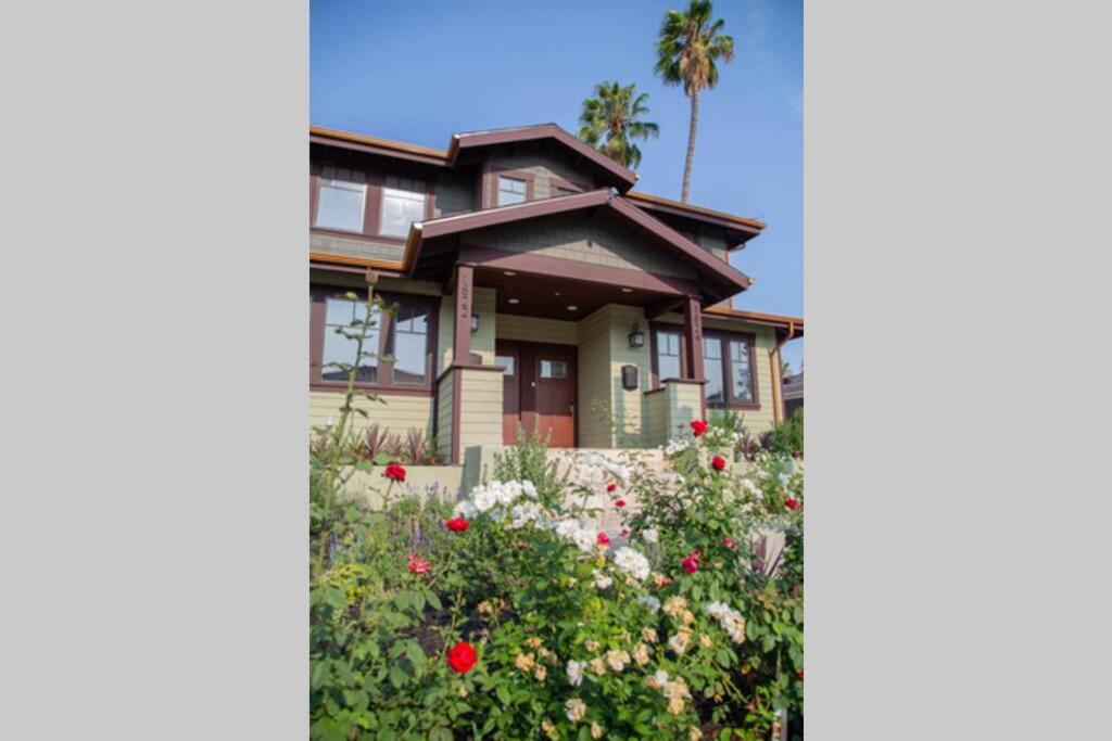 洛杉矶HISTORIC 2 Story Near DTLA/USC/LAFC/STAPLES CENTER的前面有鲜花的房子