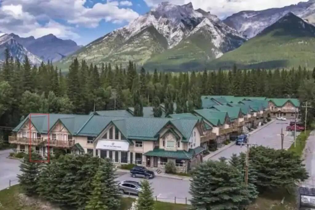 坎莫尔Banff Gate vacation townhouse的享有度假胜地的空中景致,以山脉为背景