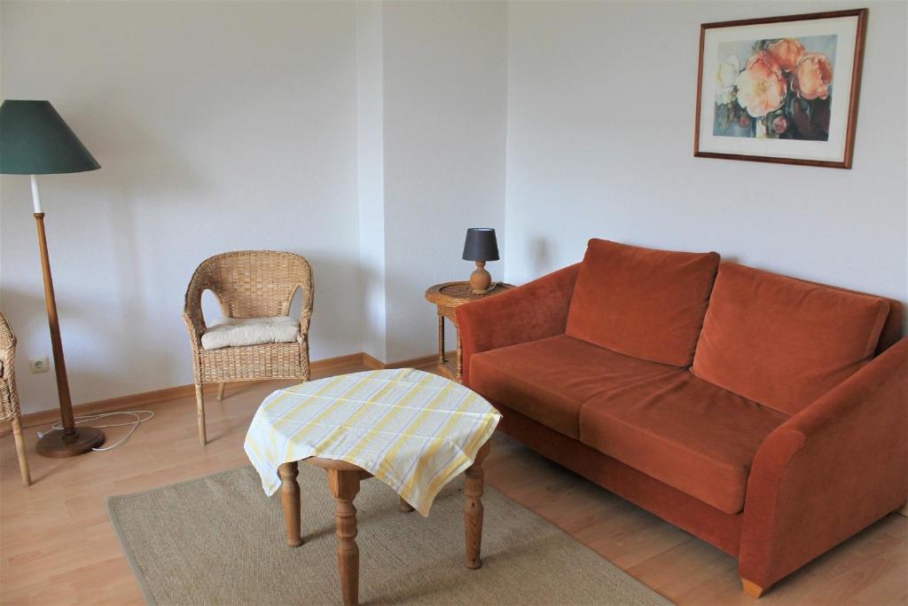 格洛米茨"Pappelhof - Whg 8"的客厅配有沙发和椅子
