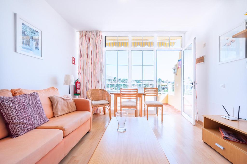 莫甘Apartamentos Loma Estrella的客厅配有沙发和桌子
