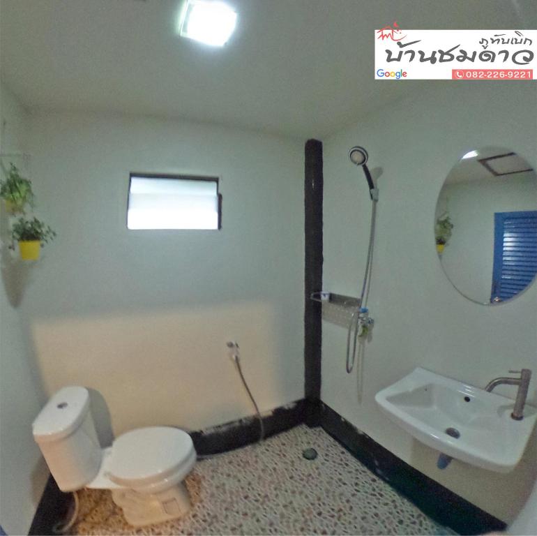 碧差汶Baan Chomdao Phu Thap Buek的一间带卫生间和水槽的浴室