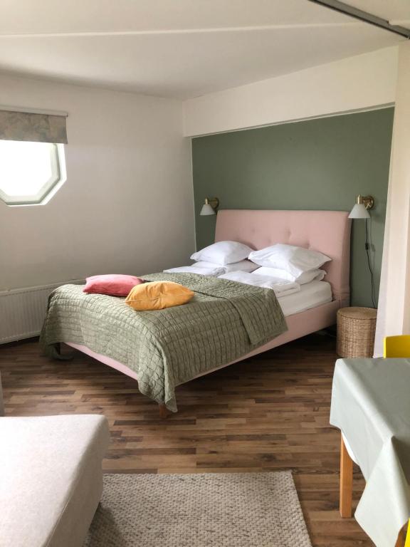 凯米Cosy apartment in the city center的一间卧室配有一张带粉红色床头板的大床