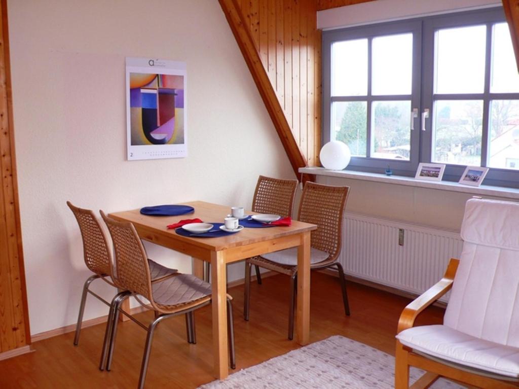 奥斯特巴德里克Ferienwohnung "Uferschwalbe"的一间带桌椅的用餐室