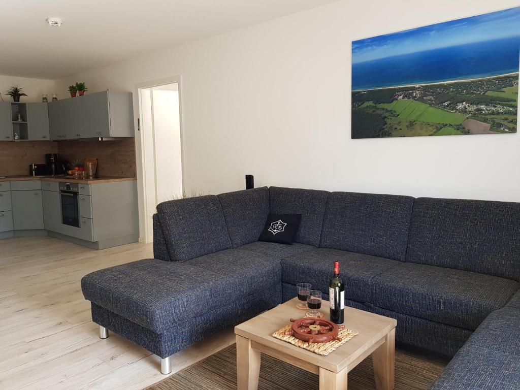 奥茨塞巴德·迪尔哈根Bickbeerenstrand的客厅配有蓝色的沙发和桌子