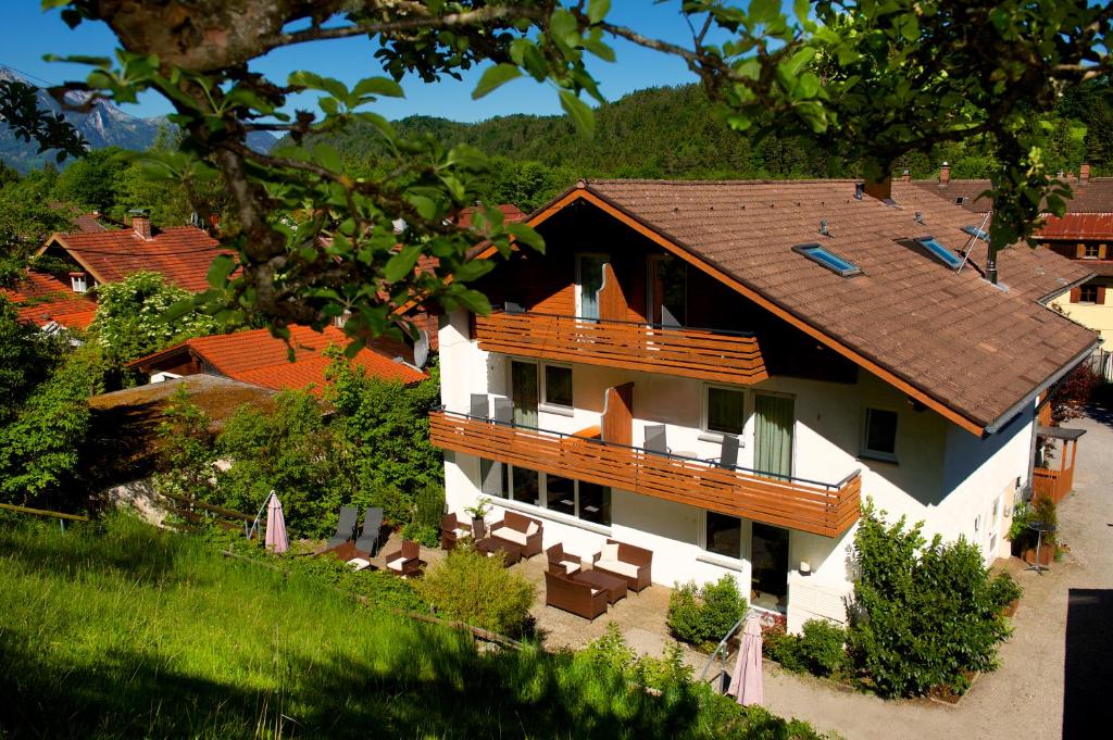 福森Ferienhaus Weiß, Sandra Weiß的一间白色的大房子,有棕色的屋顶