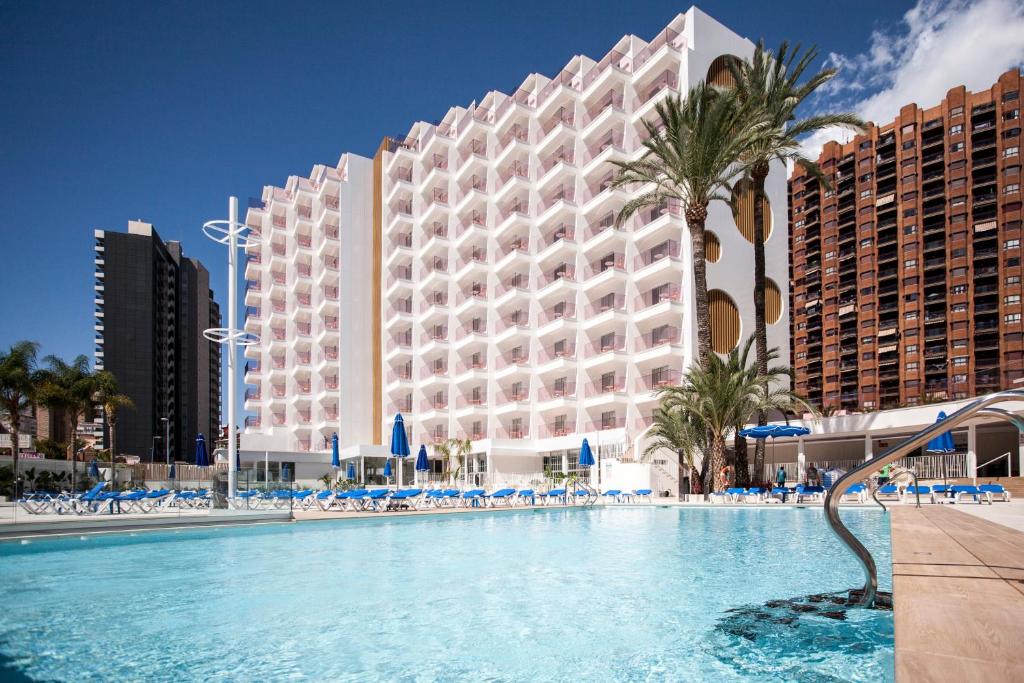 贝尼多姆Ambassador Playa II的大楼前设有游泳池的酒店