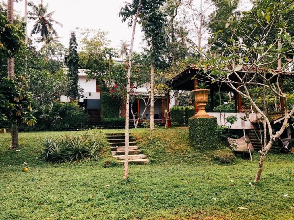 本托塔Swarnapaya résidence的庭院里有楼梯的房子