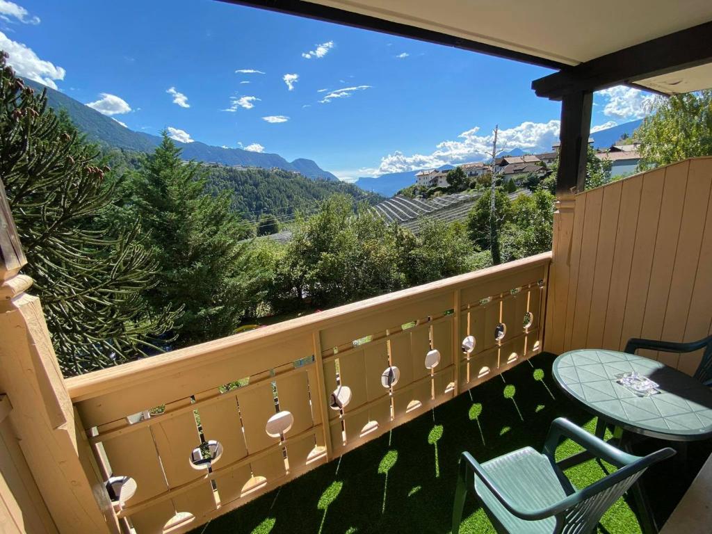 里菲亚诺Laimerhof的阳台配有桌椅,享有山景。