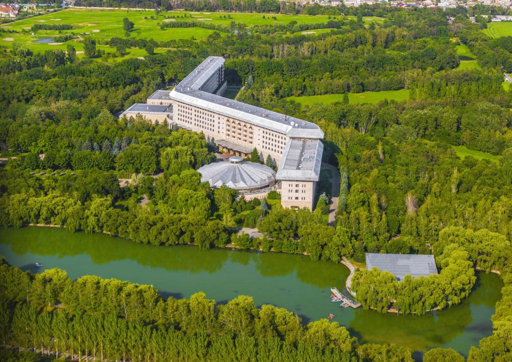 阿拉木图Swissôtel Wellness Resort Alatau Almaty的享有湖畔建筑的空中景致