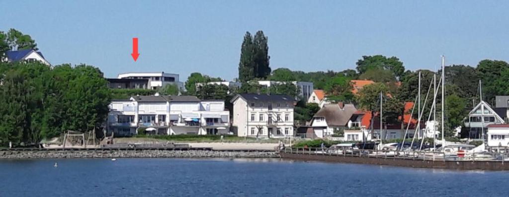 阿尔特费尔Apartment 10 in Altefähr am Strelasund的海港里的一群房屋和船只