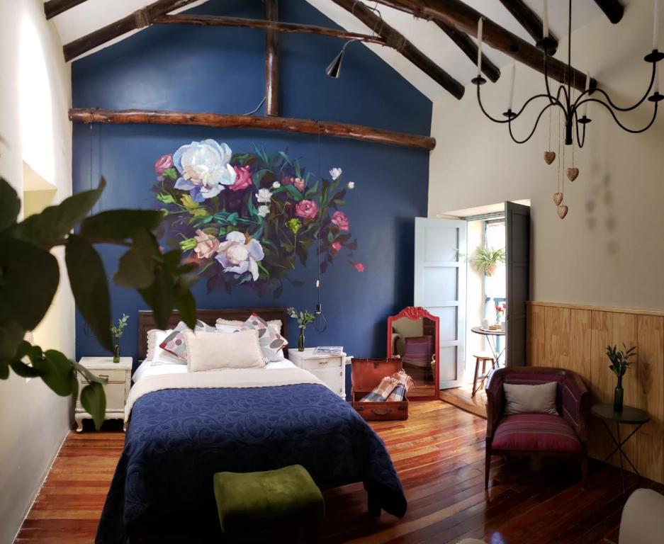 库斯科菲耶罗尼诺斯酒店的一间卧室配有一张蓝色墙壁的床
