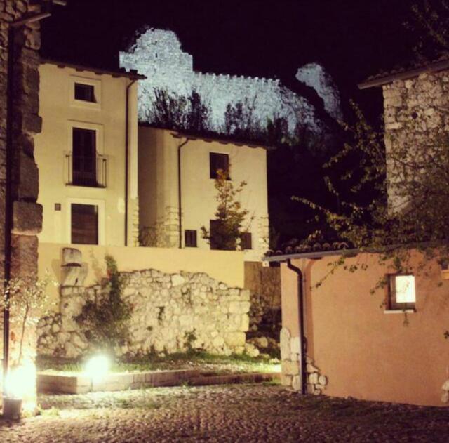 AlbeAntico Borgo di Albe的一座建筑在晚上,前面有灯