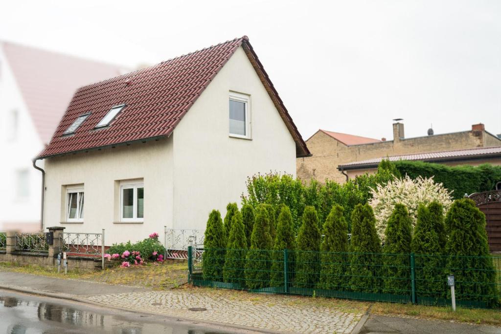 普伦茨劳Ferienhaus Uckerseeblick的白色房子,有棕色的屋顶