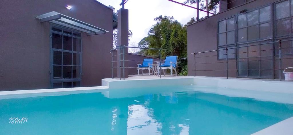 康提Dream Lodge的房屋前的游泳池