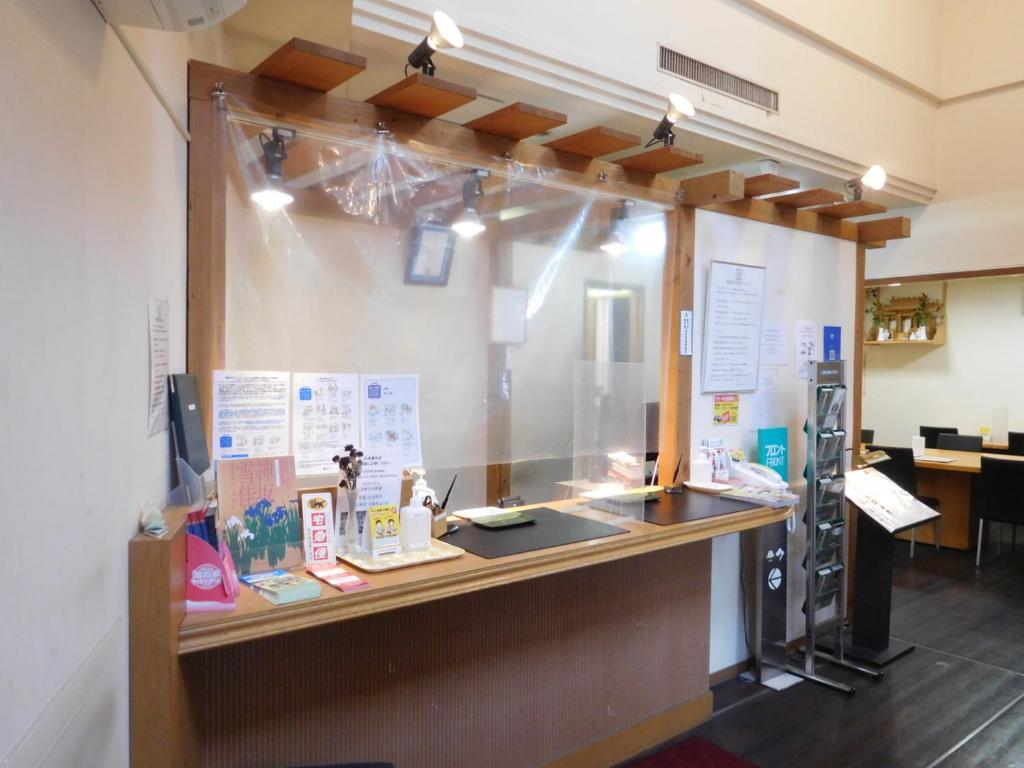 长野长野精选酒店的窗户房间里的一个前台柜台