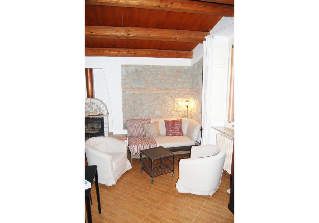 Perticarada Marianna的客厅配有沙发和椅子