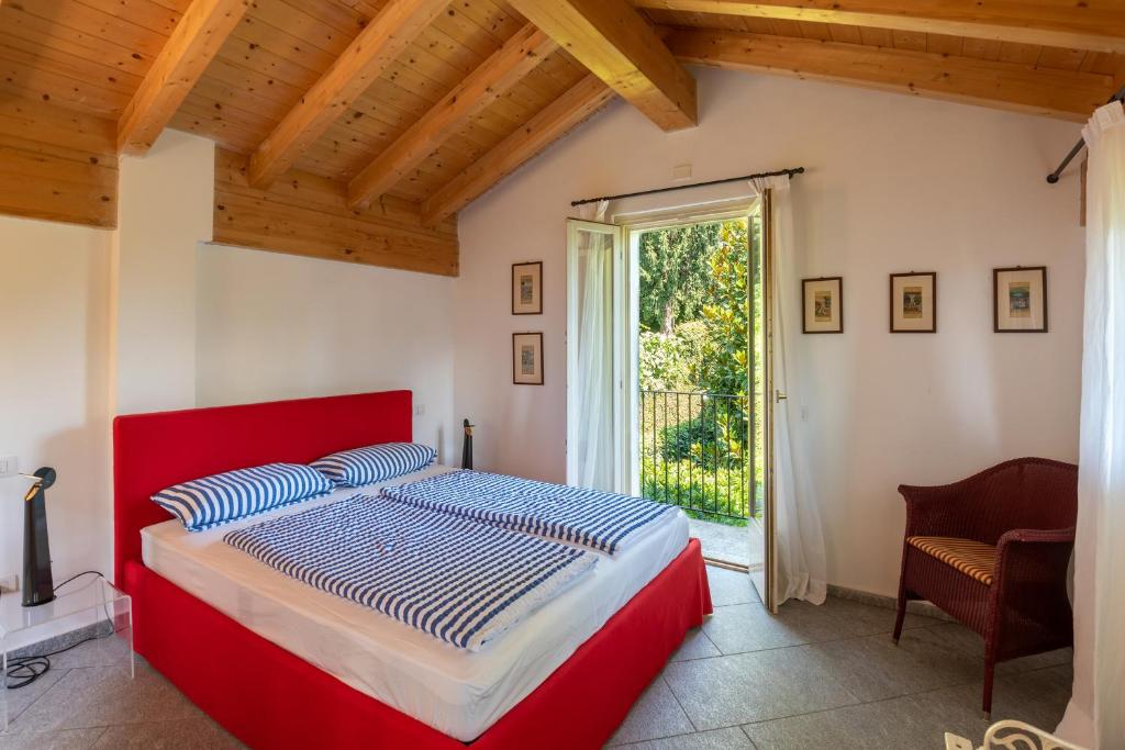 赫拉弗多纳Flairhouse Parco的一间卧室设有红色的床和窗户。