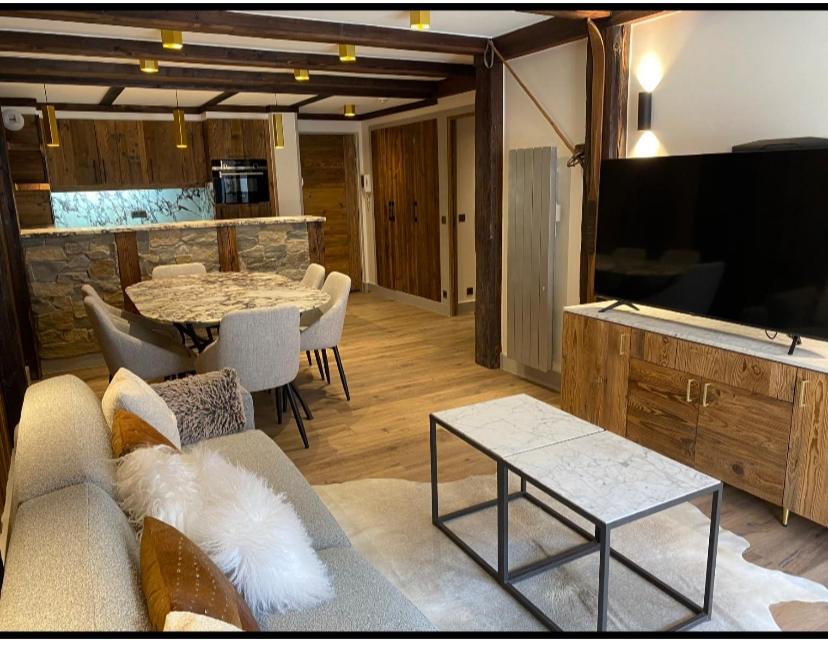 谷雪维尔Luxury suite 70m2 balcon courchevel1850 parking的客厅配有沙发和桌子