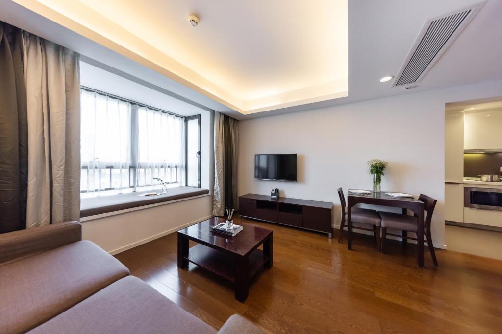 上海上海寰星酒店(上海火车站)的客厅配有沙发和桌子