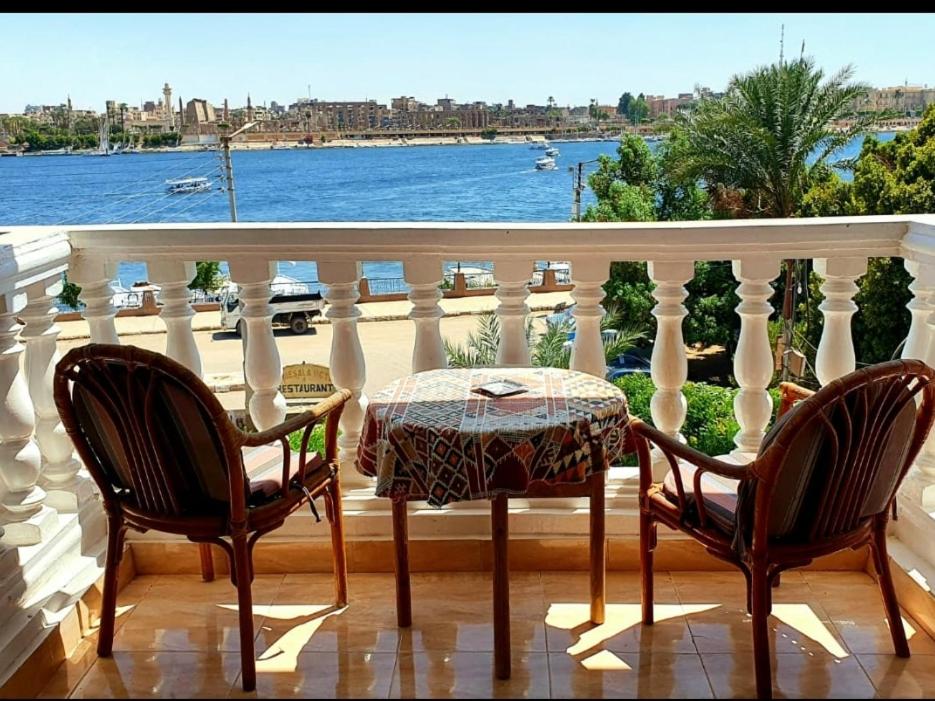 卢克索埃尔梅萨拉酒店的水景阳台桌子