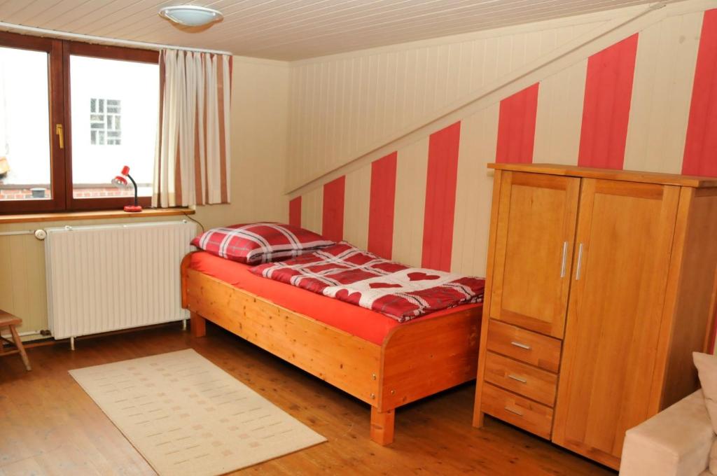 海利根港Fischerhaus am Binnensee的一间卧室配有床、橱柜和窗户