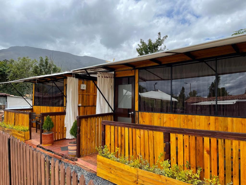 莱瓦镇Glamping en villa的房屋设有木甲板和围栏