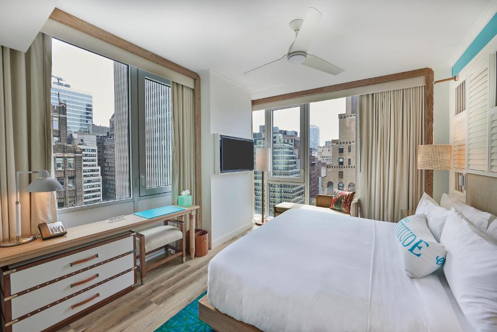 纽约Margaritaville Resort Times Square的一间卧室设有一张大床和大窗户