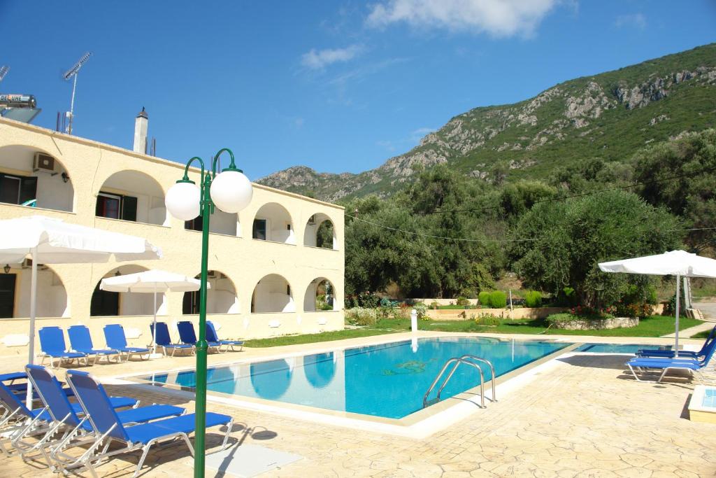 圣马太奥斯Prasoudopetra的一个带游泳池和椅子的度假村和一座山