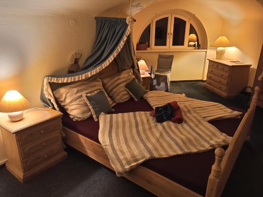 SchottwienVilla Petterhof的一间卧室配有一张带天蓬的大床