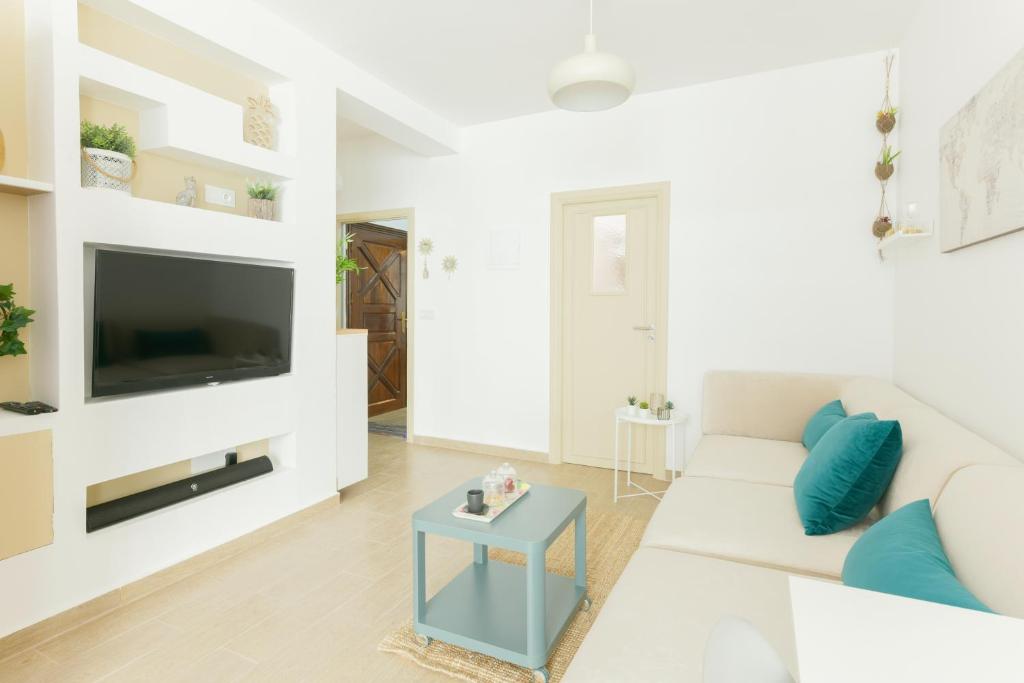 拉巴特My Cosy Place Rabat - Appartements Argane Hay Riad的客厅配有白色沙发和电视