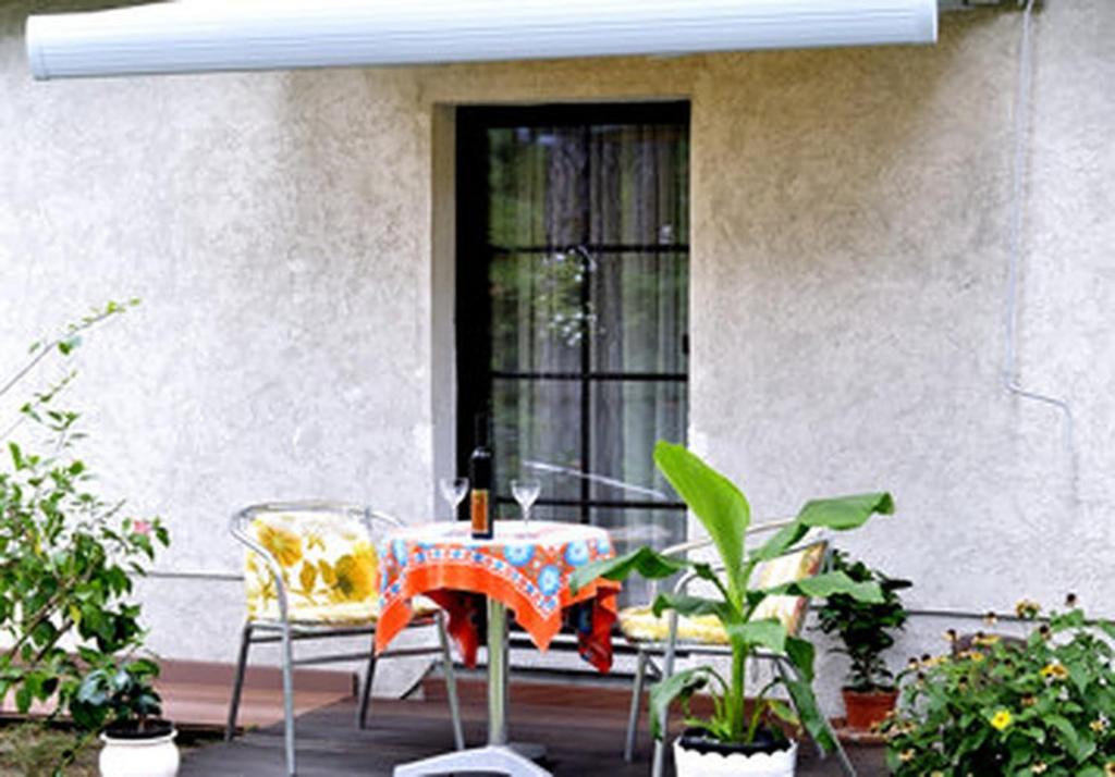 霍佩加尔滕Mediterran Suite的一个带窗户的庭院里的桌椅