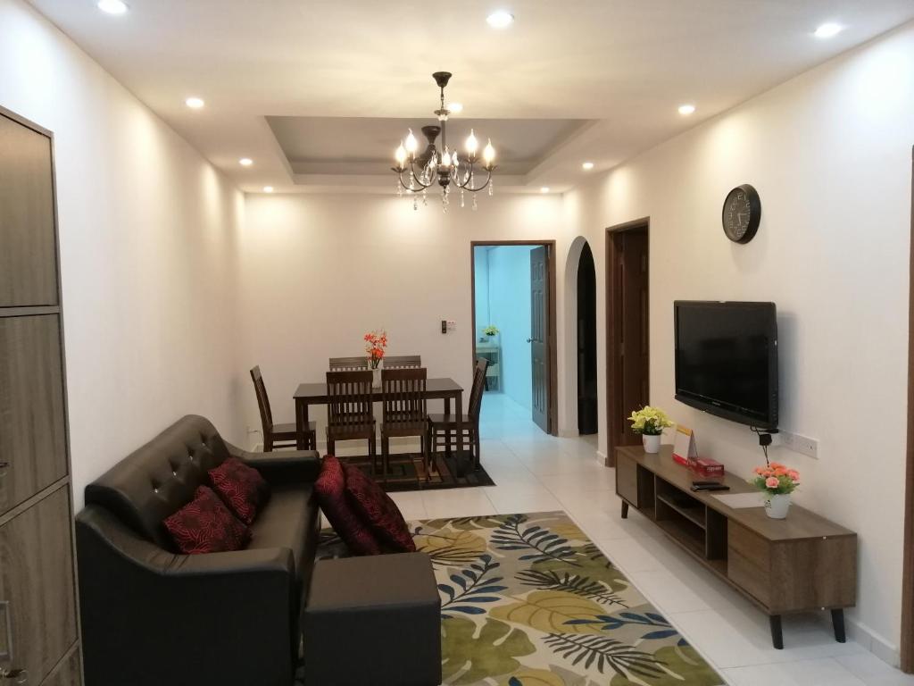 卢穆特Onies Homestay Lumut Manjung的带沙发和电视的客厅