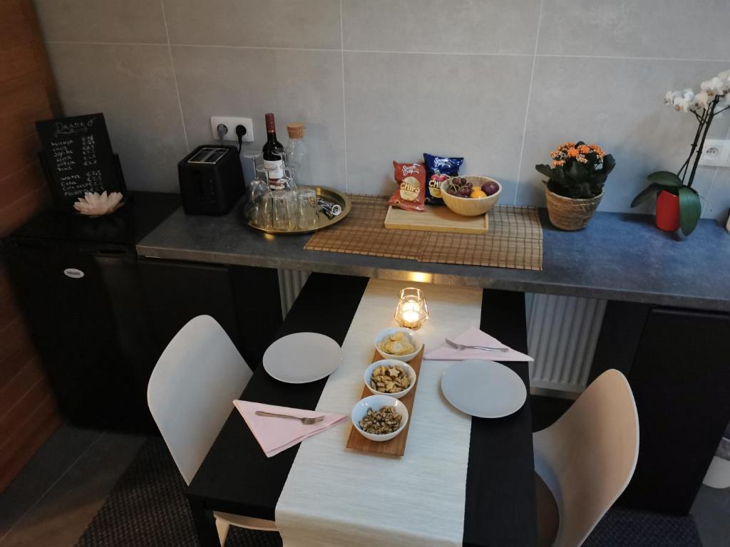 TemseMica beauty & wellness center的厨房里设有一张桌子,上面放着一碗食物