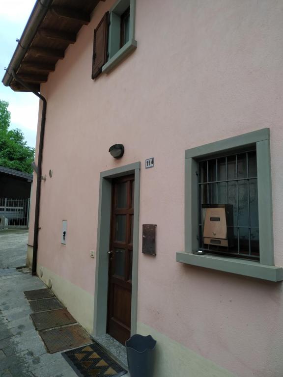 RovettaDA BRUNA的粉红色的建筑,有门和窗户
