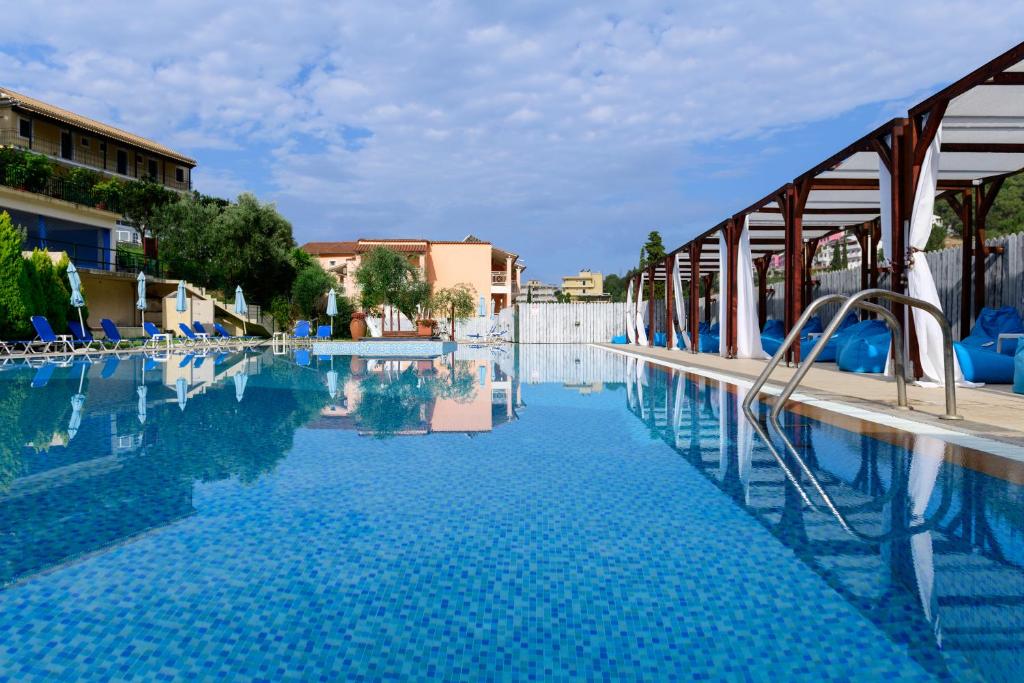 阿齐欧斯·贡多斯Marina Apartments, Agios Gordios Corfu的度假村内的一个蓝色海水游泳池