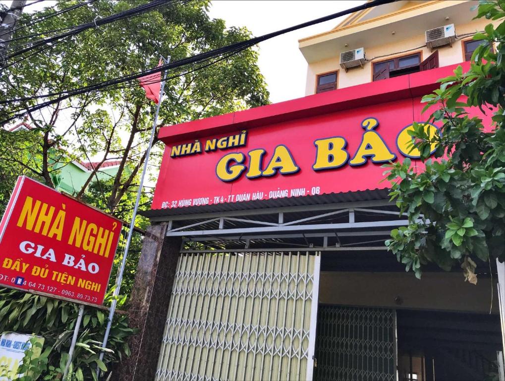 Quảng NinhNha Nghi Gia Bao的大楼里比萨饼店的标志