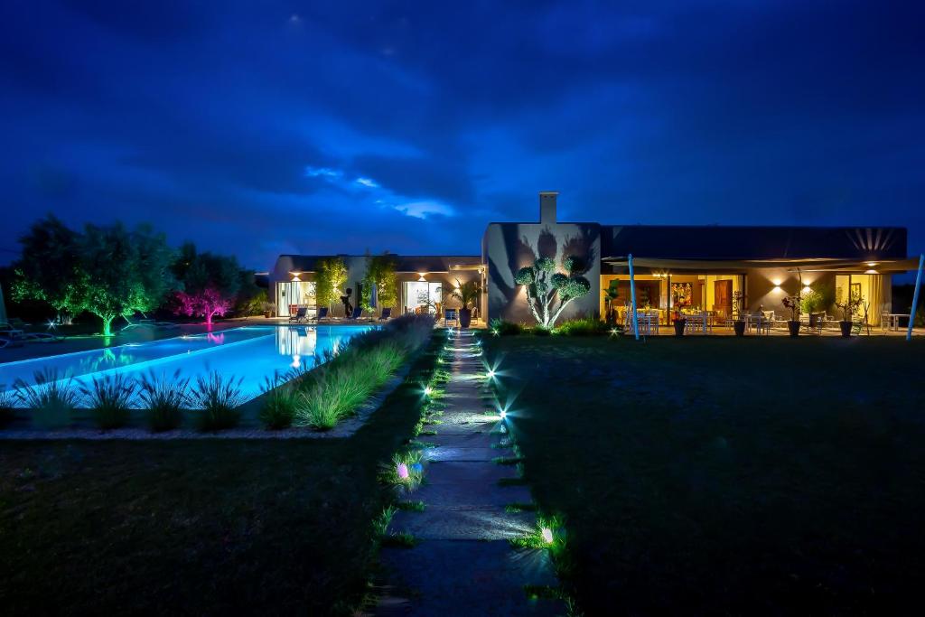 马拉喀什查顿德瑟别墅酒店的一座晚上设有游泳池的房子