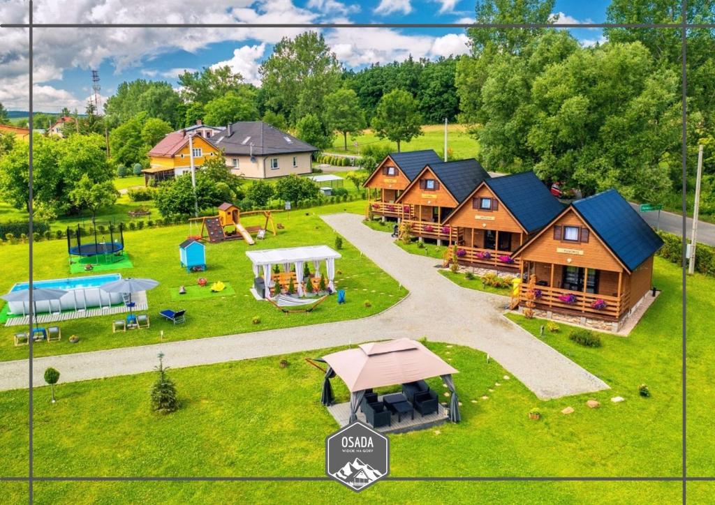 波兰尼卡-兹德鲁伊Osada Widok na Góry的享有带游乐场的房屋的空中景致